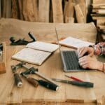 Co oznacza „gotowość operacyjna” i dlaczego warto ją planować od początku Stolarz przy laptopie w warsztacie jako symbol planowania gotowości operacyjnej